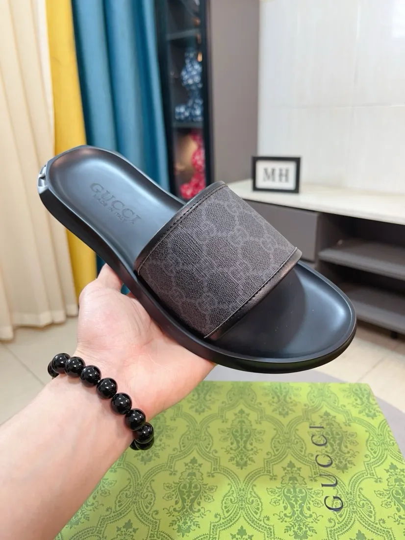 Men's shoes 💰260🌹🌹 (gucci-Gucci) New men's slippers, high-end boutique, made of cowhide, with exquisite embossed logo decoration on the upper, fine workmanship, super soft soles, casual, loose and comfortable, a must-have in summer! \nsize：38-44